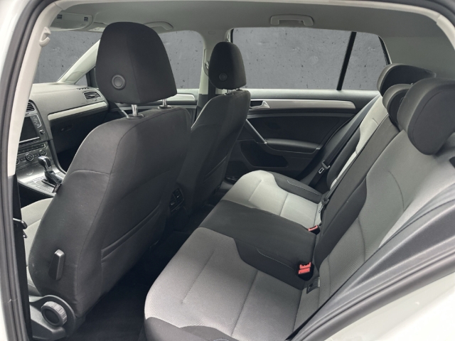 Fahrzeugabbildung Volkswagen Golf VII E NAVI SHZ Allwetter CCS-Ladedose