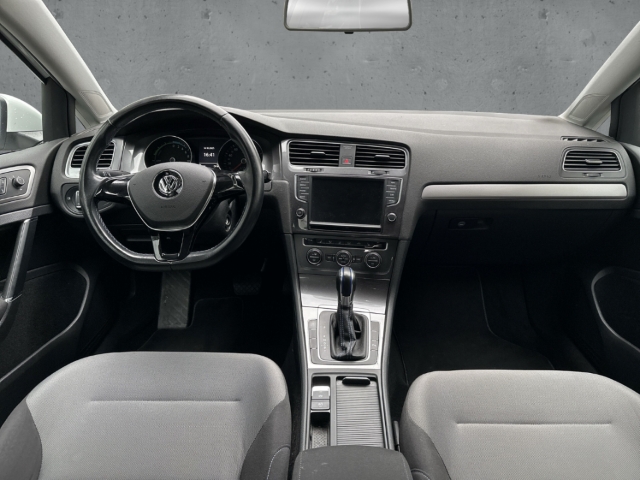 Fahrzeugabbildung Volkswagen Golf VII E NAVI SHZ Allwetter CCS-Ladedose