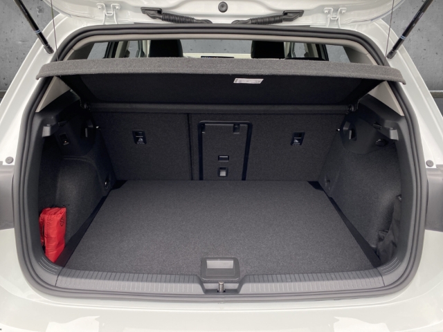 Fahrzeugabbildung Volkswagen Golf 1.5 TSI Life AHK Pano SHZ SideAssist ACC LED