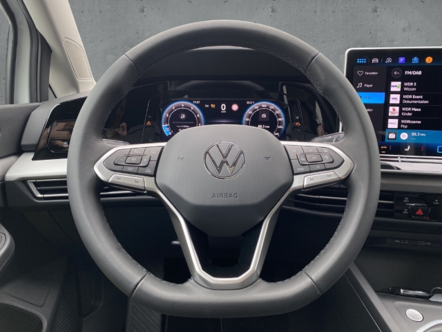 Fahrzeugabbildung Volkswagen Golf 1.5 TSI Life AHK Pano SHZ SideAssist ACC LED