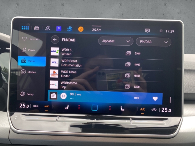 Fahrzeugabbildung Volkswagen Golf 1.5 TSI Life AHK Pano SHZ SideAssist ACC LED