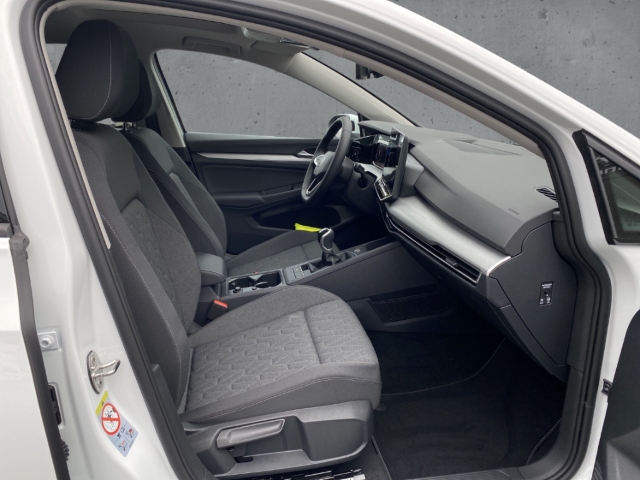 Fahrzeugabbildung Volkswagen Golf 1.5 TSI Life AHK Pano SHZ SideAssist ACC LED