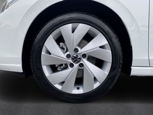 Fahrzeugabbildung Volkswagen Golf 1.5 TSI Life AHK Pano SHZ SideAssist ACC LED