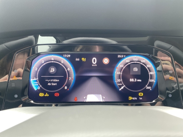 Fahrzeugabbildung Volkswagen Golf 1.5 TSI Life AHK Pano SHZ SideAssist ACC LED