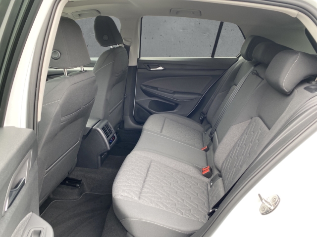 Fahrzeugabbildung Volkswagen Golf 1.5 TSI Life AHK Pano SHZ SideAssist ACC LED