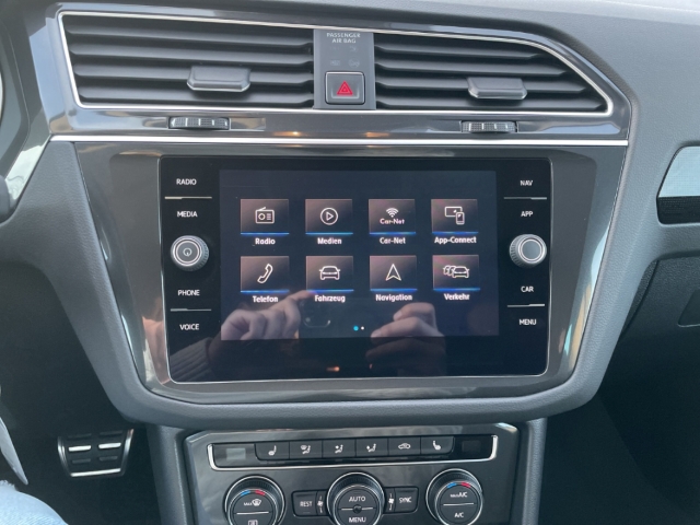 Fahrzeugabbildung Volkswagen Tiguan 1.4 TSI DSG AHK el. Klappe SHZ ACC PDCv+h