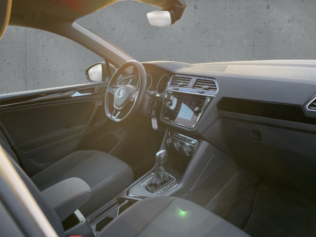 Fahrzeugabbildung Volkswagen Tiguan 1.4 TSI DSG AHK el. Klappe SHZ ACC PDCv+h