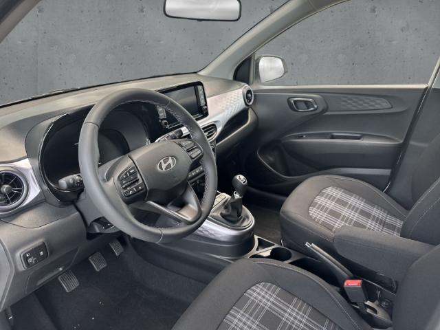 Fahrzeugabbildung Hyundai i10 FL MY25 1.2 Prime Smart Key Dachlackierung Apple CarPlay Android Auto DAB SHZ LenkradHZG