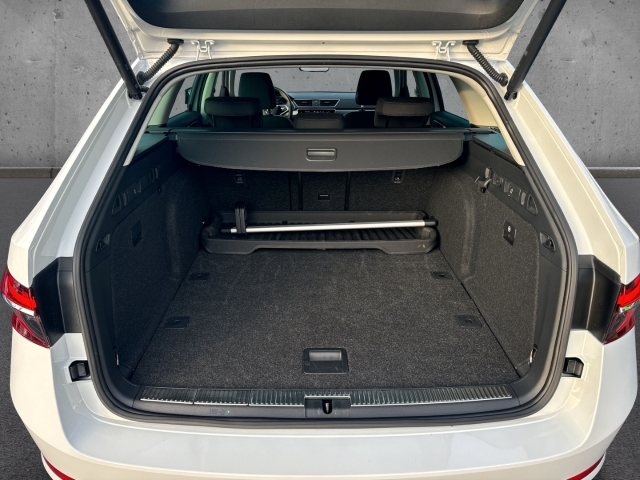 Fahrzeugabbildung SKODA Superb Combi 1.5 TSI DSG Style AHK ACC AreaView