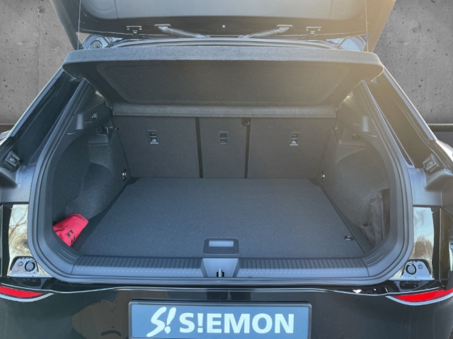 Fahrzeugabbildung Volkswagen T-Roc 1.5 eTSI R-Line IQ.LIGHT Navi AHK ACC SHZ