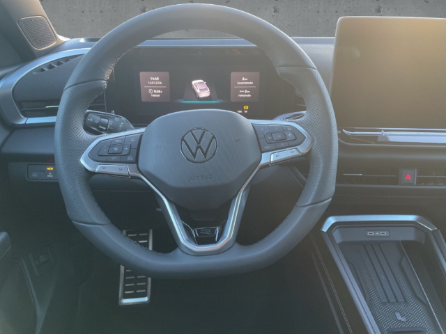 Fahrzeugabbildung Volkswagen T-Roc 1.5 eTSI R-Line IQ.LIGHT Navi AHK ACC SHZ