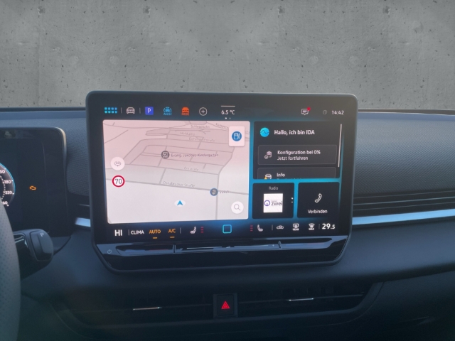 Fahrzeugabbildung Volkswagen T-Roc 1.5 eTSI R-Line IQ.LIGHT Navi AHK ACC SHZ