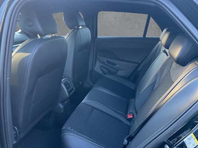 Fahrzeugabbildung Volkswagen T-Roc 1.5 eTSI R-Line IQ.LIGHT Navi AHK ACC SHZ