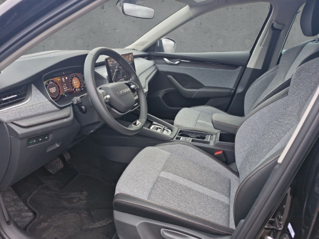 Fahrzeugabbildung SKODA Octavia Combi TDI DSG Selection AHK MatrLED 360°