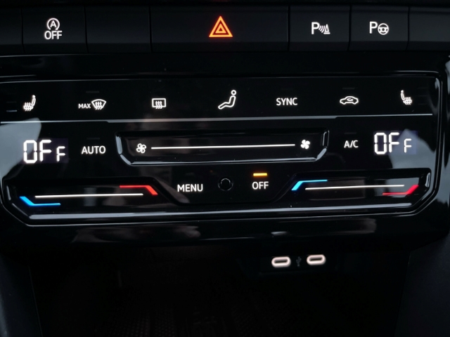 Fahrzeugabbildung Volkswagen T-Roc 1.5 TSI DSG Style LED+ ACC SHZ PDC AppConn