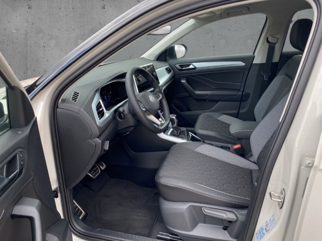 Fahrzeugabbildung Volkswagen T-Roc EU6e 1.5 TSI DSG Goal LED AHK GJR Kamera