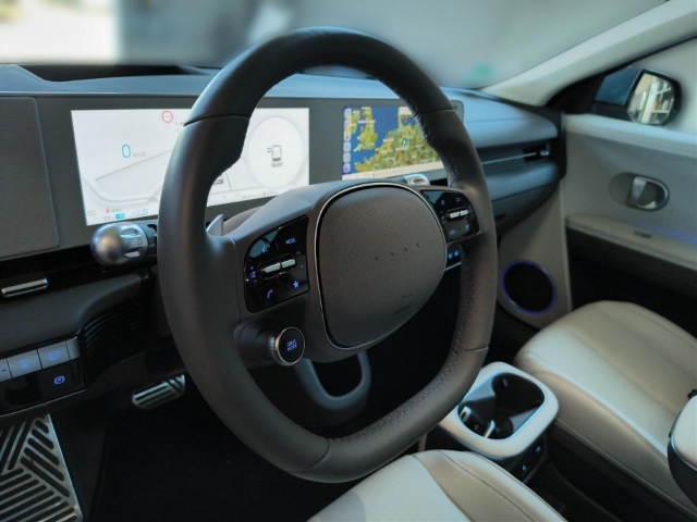 Fahrzeugabbildung Hyundai IONIQ 5 77,4kWh 4WD UNIQ 20LM Assist Panorama AHK HUD Navi Digitales Cockpit Soundsystem