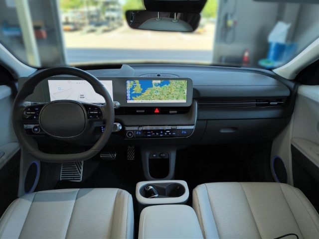 Fahrzeugabbildung Hyundai IONIQ 5 77,4kWh 4WD UNIQ 20LM Assist Panorama AHK HUD Navi Digitales Cockpit Soundsystem