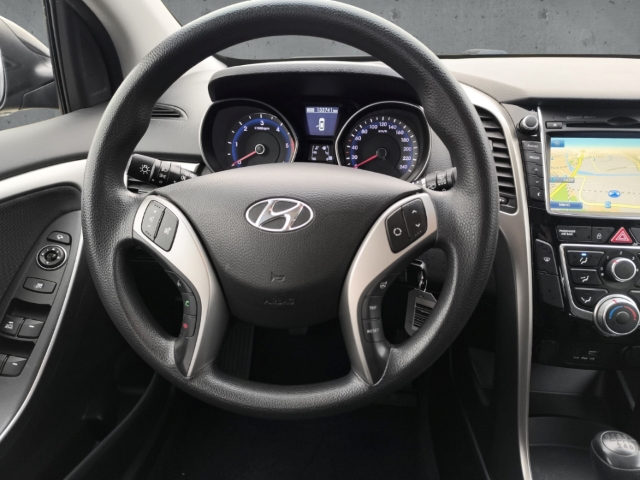 Fahrzeugabbildung Hyundai i30 1.6 CRDi ISG SOKO Navi 1.Hand RKam PDC Bluetooth Allwetter