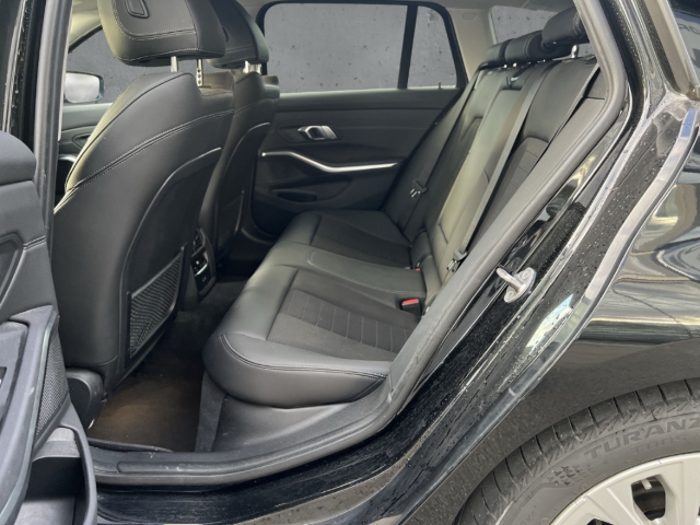 Fahrzeugabbildung BMW 318 d touring Advantage StandHZG AHK Navi Laser