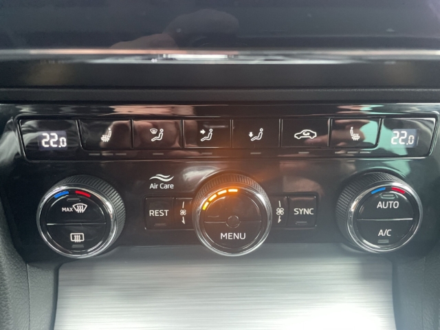 Fahrzeugabbildung SKODA Superb Combi Ambition ACC SHZ NAV KLIMA CARPLAY