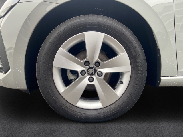 Fahrzeugabbildung SKODA Scala 1.0 TSI Essence AHK Temp SHZ PDC SmartLink