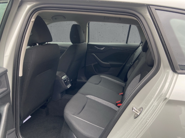 Fahrzeugabbildung SKODA Scala 1.0 TSI Essence AHK Temp SHZ PDC SmartLink