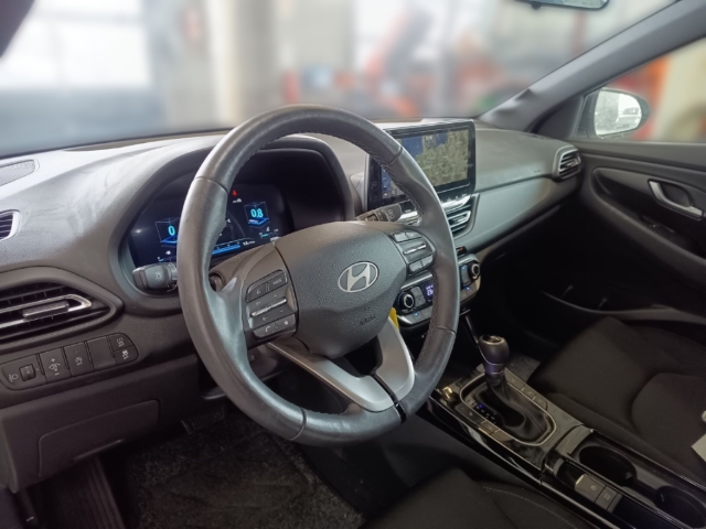 Fahrzeugabbildung Hyundai i30 1.0 T-GDI DCT Kombi Advantage MY25 Navi LED CarPlay RKam DigiCockpit Allwetter