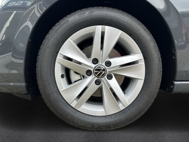 Fahrzeugabbildung Volkswagen Golf VIII 85 kW Life EU6e 1.5 TSI LED Navi SHZ ACC PDC