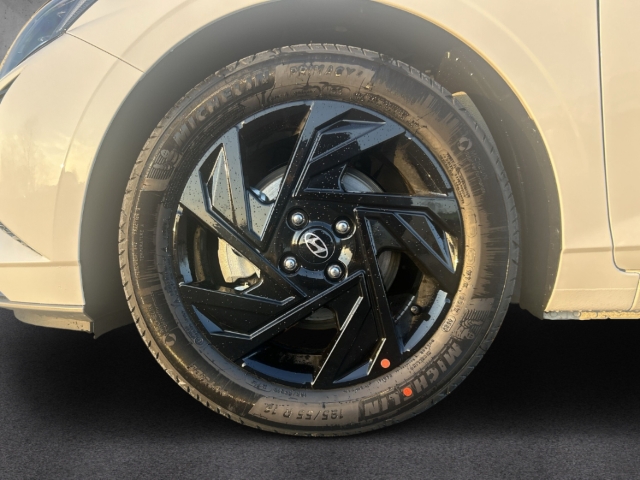 Fahrzeugabbildung Hyundai i20 FL MY26 1.0 T-GDI MT Blackline Navi Soundsystem Bose LED Apple CarPlay Android Auto