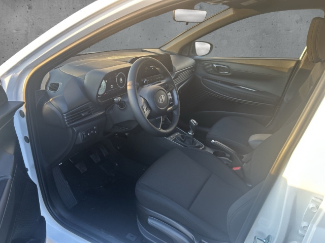 Fahrzeugabbildung Hyundai i20 FL MY26 1.0 T-GDI MT Blackline Navi Soundsystem Bose LED Apple CarPlay Android Auto