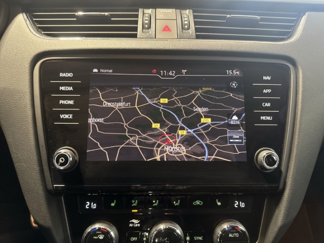 Fahrzeugabbildung SKODA Octavia Combi 2.0 TSI RS ACC LED BlindSpot e.Sitz CarPlay