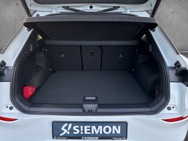 Fahrzeugabbildung Volkswagen T-Roc 1.5 eTSI R-Line IQ.LIGHT Navi AHK ACC SHZ