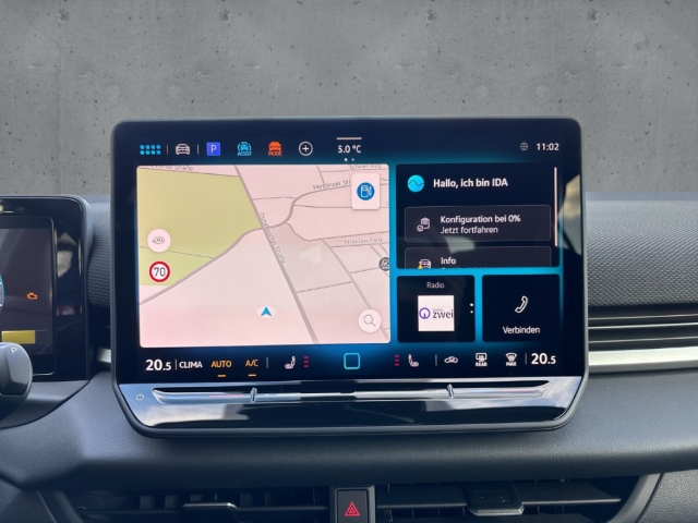 Fahrzeugabbildung Volkswagen T-Roc 1.5 eTSI R-Line IQ.LIGHT Navi AHK ACC SHZ