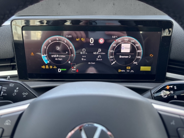 Fahrzeugabbildung Volkswagen T-Roc 1.5 eTSI R-Line IQ.LIGHT Navi AHK ACC SHZ