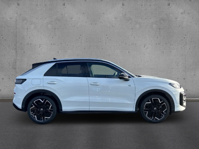 Fahrzeugabbildung Volkswagen T-Roc 1.5 eTSI R-Line IQ.LIGHT Navi AHK ACC SHZ