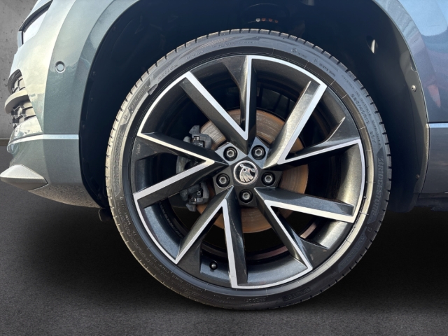 Fahrzeugabbildung SKODA Karoq 1.5 TSI DSG Sportline LED Navi Kamera Cant AD Digitales Cockpit Soundsystem