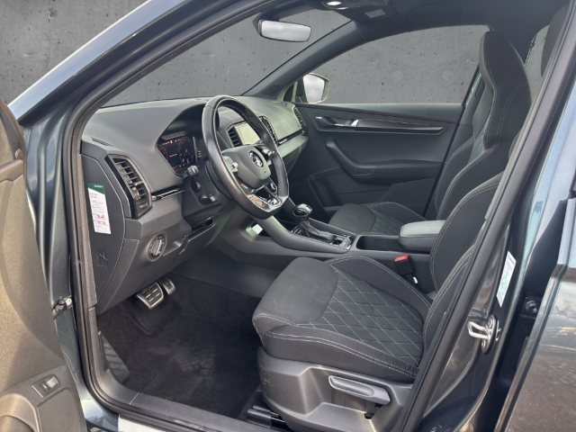 Fahrzeugabbildung SKODA Karoq 1.5 TSI DSG Sportline LED Navi Kamera Cant AD Digitales Cockpit Soundsystem