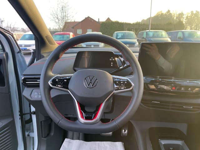 Fahrzeugabbildung Volkswagen ID.4 GTX Wärmepumpe AHK Navi HuD EasyOpen 360°K ACC