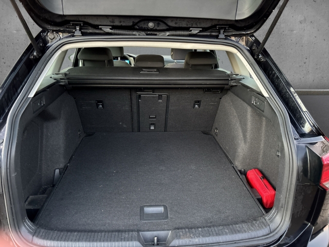 Fahrzeugabbildung Volkswagen Golf 8 Variant TDI DSG Life AHK Navi ACC Kamera