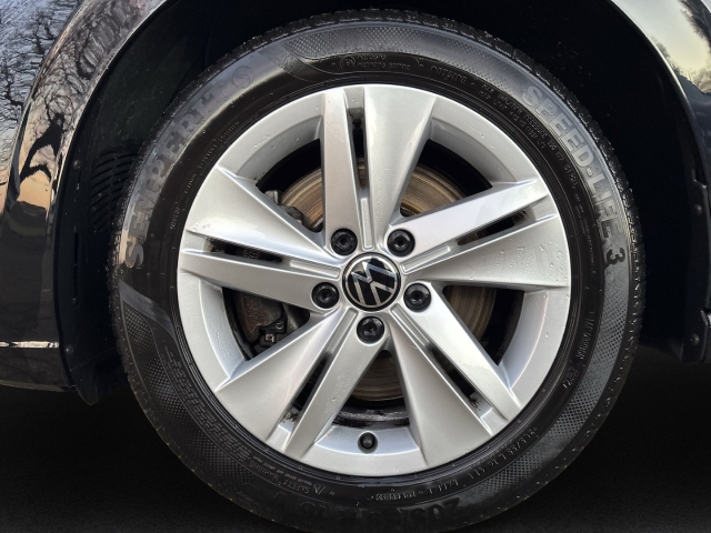 Fahrzeugabbildung Volkswagen Golf 8 Variant TDI DSG Life AHK Navi ACC Kamera