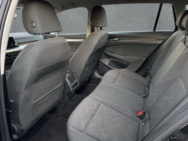 Fahrzeugabbildung Volkswagen Golf 8 Variant TDI DSG Life AHK Navi ACC Kamera