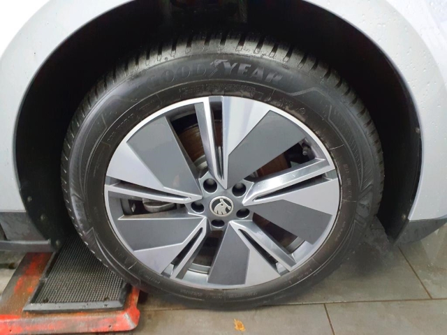 Fahrzeugabbildung SKODA Enyaq iV 60 Loft AHK NAV LED PDC GRA R-Kam FrontAss