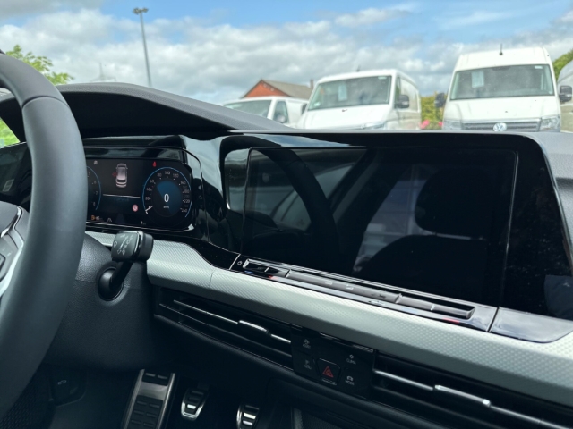 Fahrzeugabbildung Volkswagen Golf 8 1.5 TSI Move AHK Navi ACC SHZ AppConnect