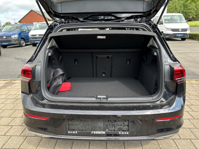 Fahrzeugabbildung Volkswagen Golf 8 1.5 TSI Move AHK Navi ACC SHZ AppConnect