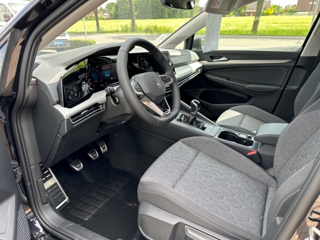 Fahrzeugabbildung Volkswagen Golf 8 1.5 TSI Move AHK Navi ACC SHZ AppConnect