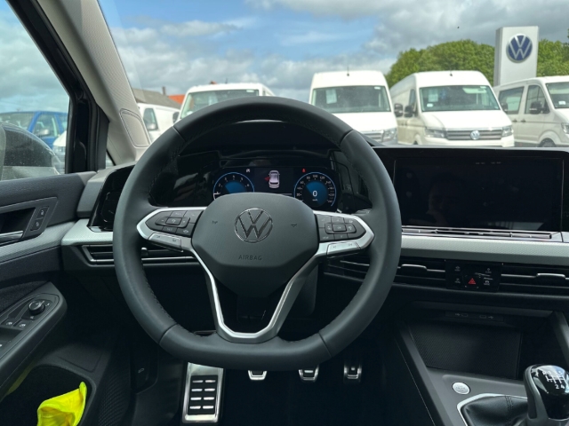 Fahrzeugabbildung Volkswagen Golf 8 1.5 TSI Move AHK Navi ACC SHZ AppConnect