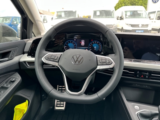 Fahrzeugabbildung Volkswagen Golf 8 1.5 TSI Move AHK Navi ACC SHZ AppConnect