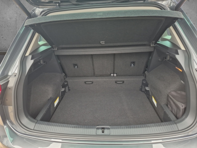 Fahrzeugabbildung Volkswagen Tiguan 1.5 TSI R-Line Highline NAVI el Heck SHZ