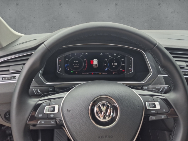 Fahrzeugabbildung Volkswagen Tiguan 1.5 TSI R-Line Highline NAVI el Heck SHZ